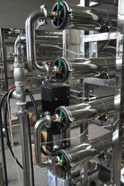 Planta de tratamento da água do RO da osmose reversa com medidor condutor da eletricidade